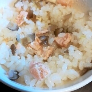 鮭としめじの混ぜご飯